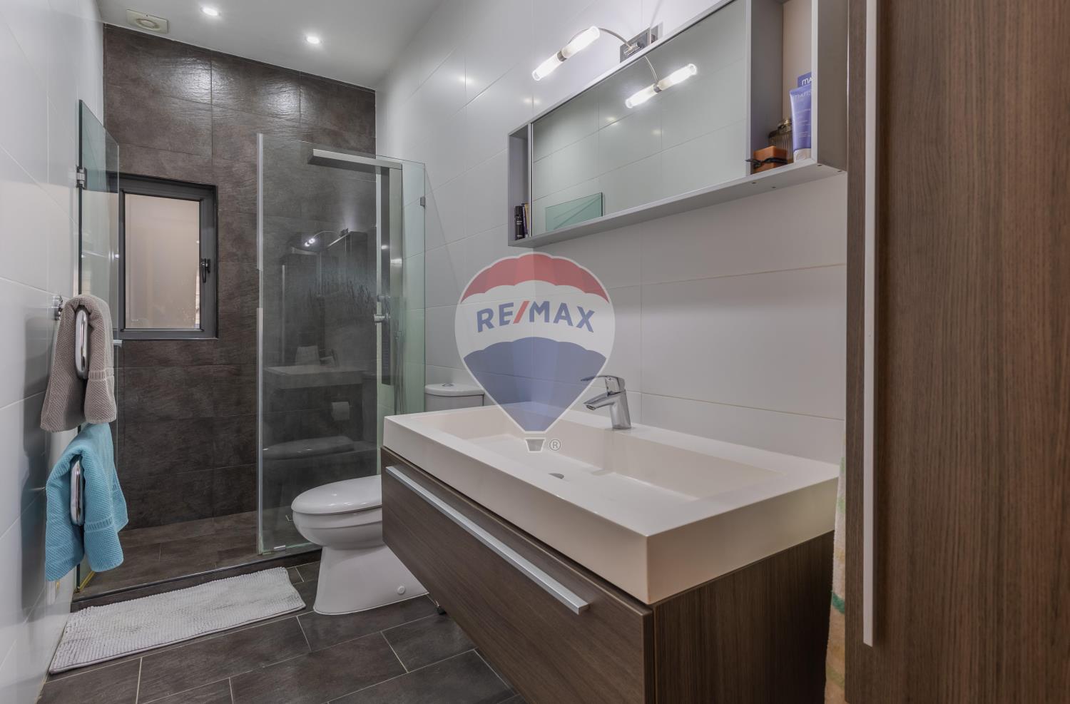 Spare Toilet - Luxury villa in Kappara